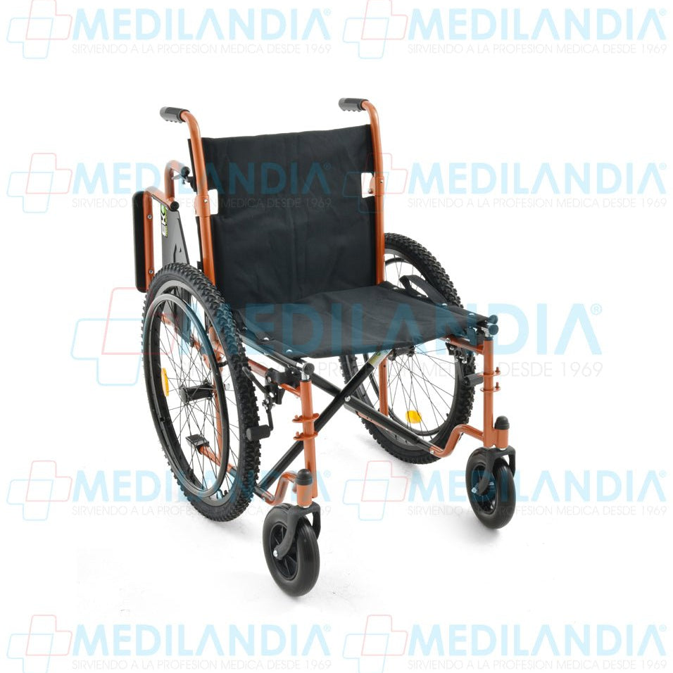 Silla de ruedas con asiento de 19” (49 cm) acojinado todo terreno descansa pies desmontables ruedas frontales anchas llantas traseras neumáticas - Silla de ruedas - EM - MEDILANDIA | Tienda de productos y equipos médicos de calidad en México | Soluciones profesionales para clínicas, hospitales y consultorios.
