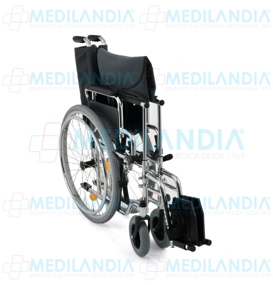 Silla de ruedas de acero cromada con asiento acojinado de 48.26 cm / 19” con descansa brazos costos abatibles y descansa pies desmontables - Silla de ruedas - EM - MEDILANDIA | Tienda de productos y equipos médicos de calidad en México | Soluciones profesionales para clínicas, hospitales y consultorios.