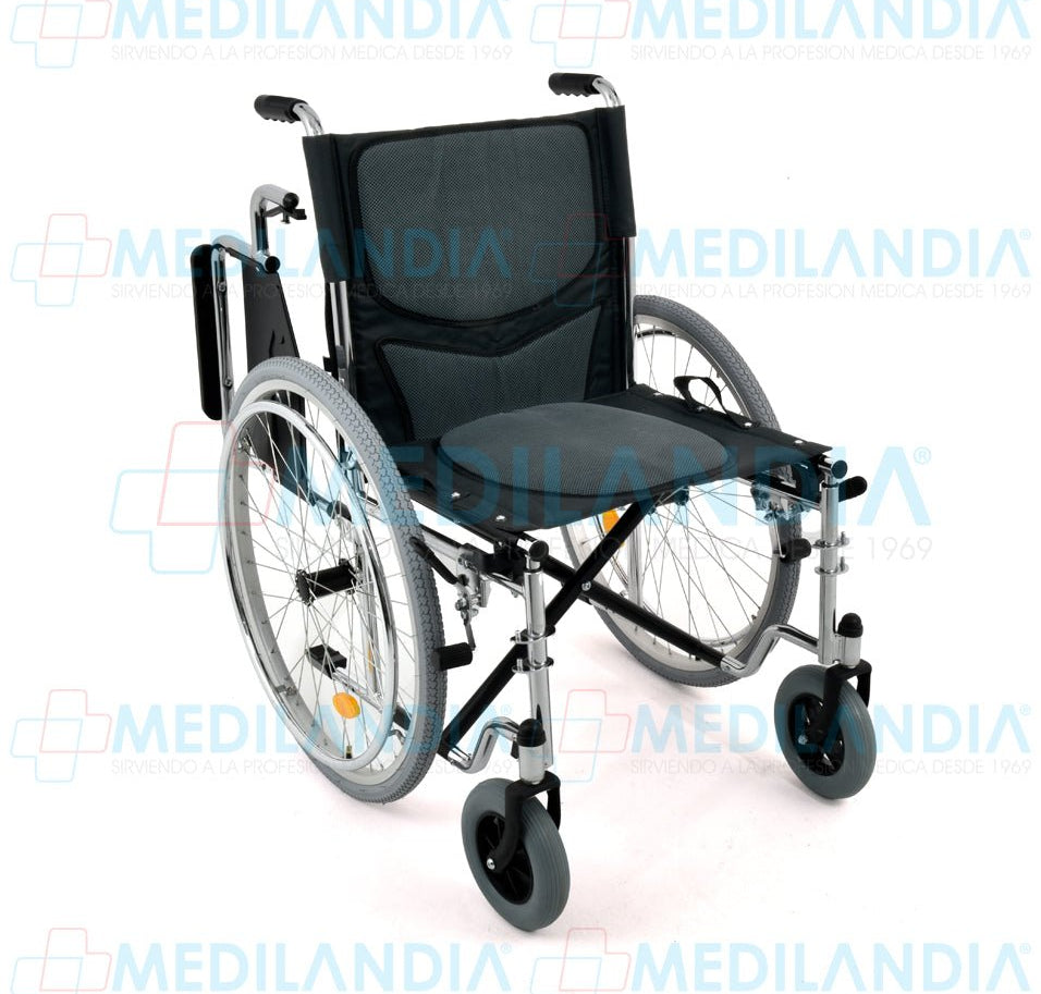 Silla de ruedas de acero cromada con asiento acojinado de 48.26 cm / 19” con descansa brazos costos abatibles y descansa pies desmontables - Silla de ruedas - EM - MEDILANDIA | Tienda de productos y equipos médicos de calidad en México | Soluciones profesionales para clínicas, hospitales y consultorios.