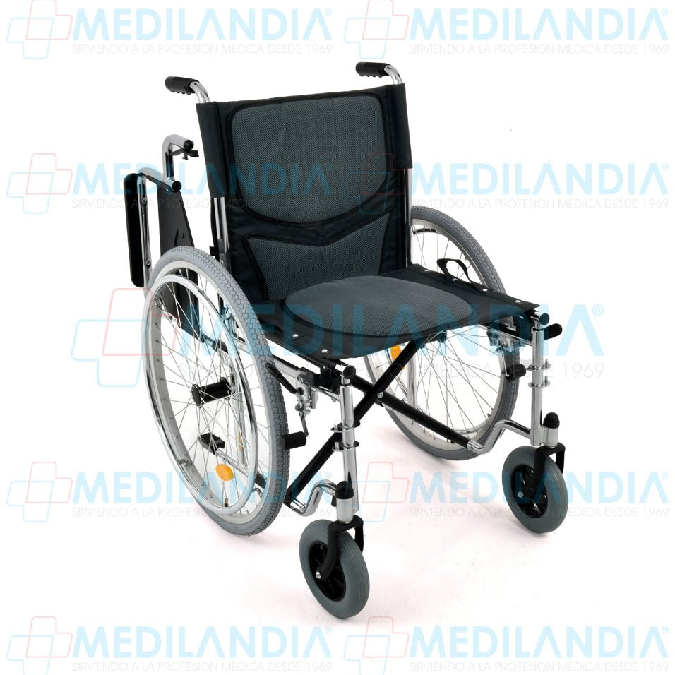 Silla de ruedas de acero cromada con asiento acojinado de 48.26 cm / 19” con descansa brazos costos abatibles y descansa pies desmontables - Silla de ruedas - EM - MEDILANDIA | Tienda de productos y equipos médicos de calidad en México | Soluciones profesionales para clínicas, hospitales y consultorios.
