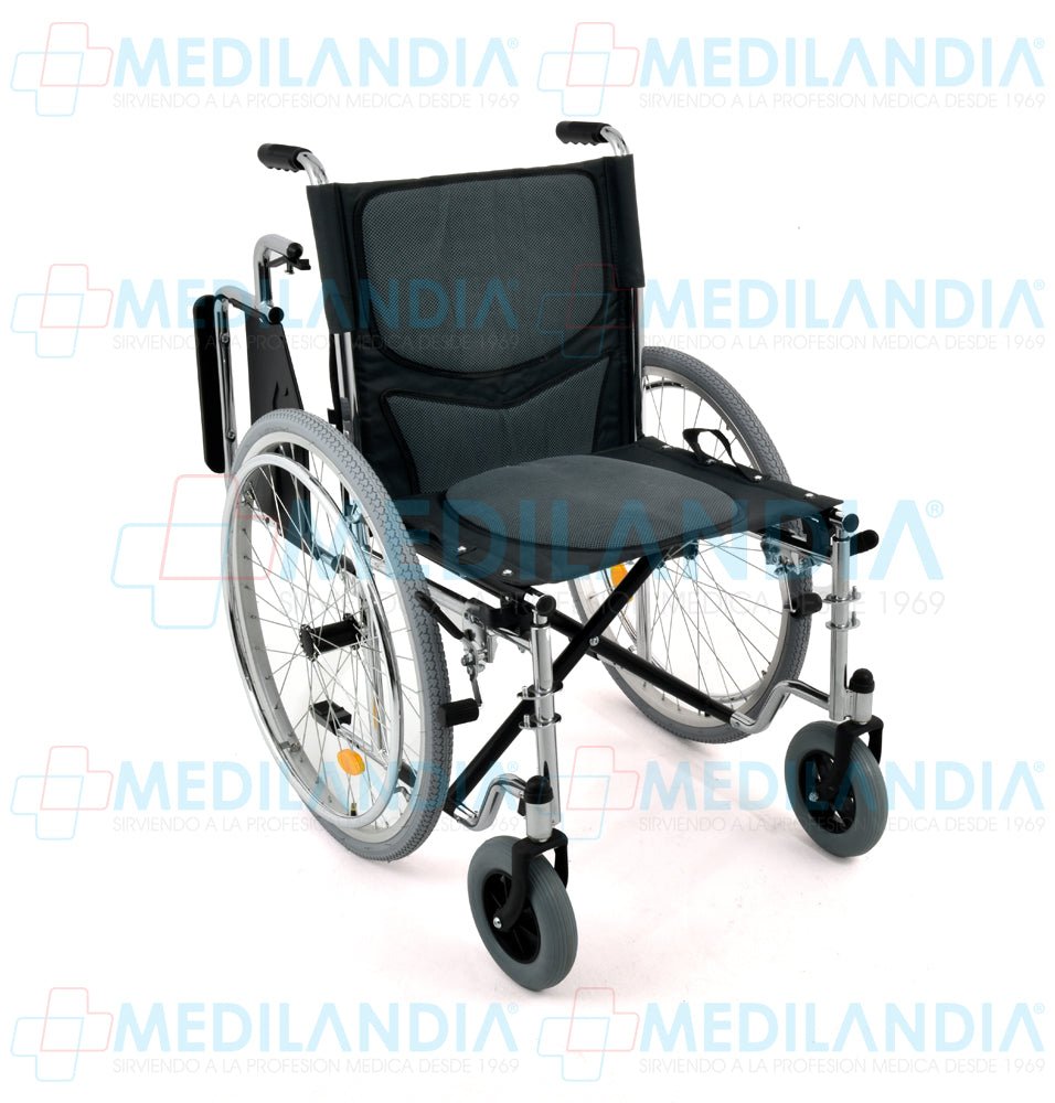 Silla de ruedas de acero cromada con asiento acojinado de 48.26 cm / 19” con descansa brazos costos abatibles y descansa pies desmontables - Silla de ruedas - EM - MEDILANDIA | Tienda de productos y equipos médicos de calidad en México | Soluciones profesionales para clínicas, hospitales y consultorios.