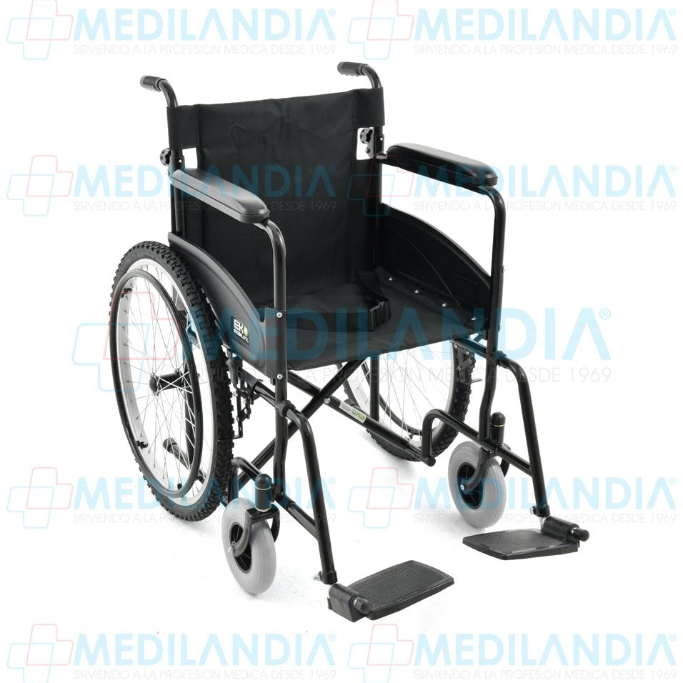 Silla de ruedas esmaltada con llanta neumática todo terreno asiento de 18” - Silla de ruedas - EM - MEDILANDIA | Tienda de productos y equipos médicos de calidad en México | Soluciones profesionales para clínicas, hospitales y consultorios.