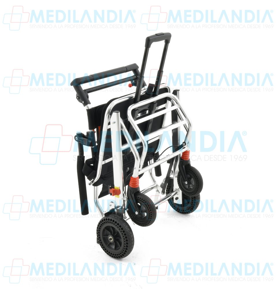 Silla de traslado de aluminio para viaje con asiento de 19” plegable tipo maleta - Silla de ruedas - EM - MEDILANDIA | Tienda de productos y equipos médicos de calidad en México | Soluciones profesionales para clínicas, hospitales y consultorios.